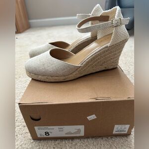Like new j crew factory ankle strap espadrille wedges in gold 8.5